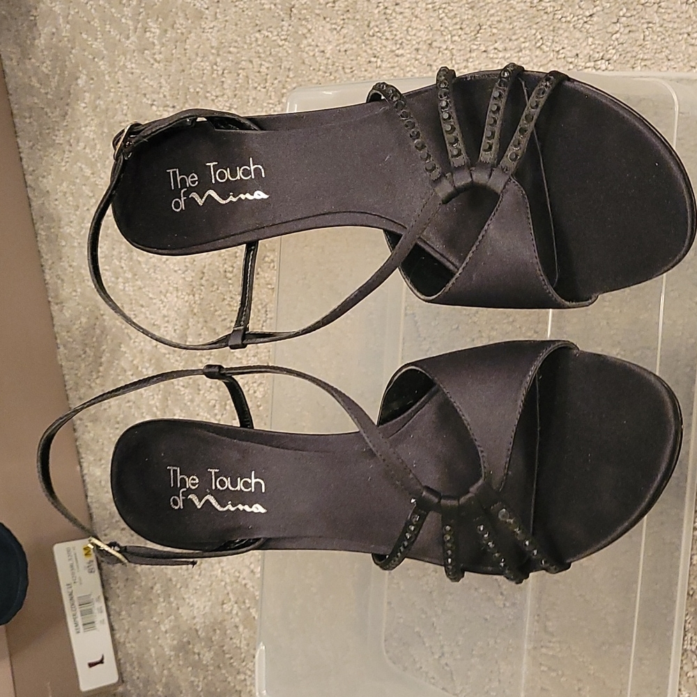The Touch of Nina Black satindress pumps size 9